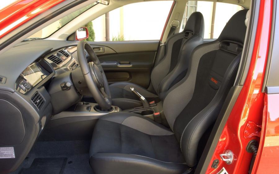  Mitsubishi Lancer Evolution IX MR 2007 года  (фото 15 из 129)